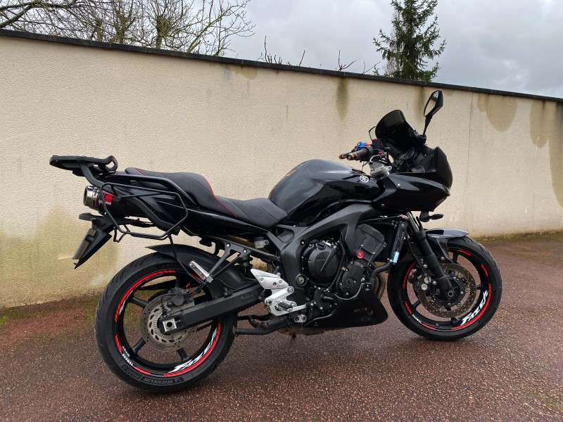 Atelier moto pour l'entretien des 40000 km sur une Yamaha 600 Fazer de 2012 à Saint Leu la forêt près de Saint Prix