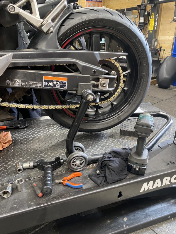 Réalisation d'un entretien annuel sur une Honda 500 CBR à Saint Prix