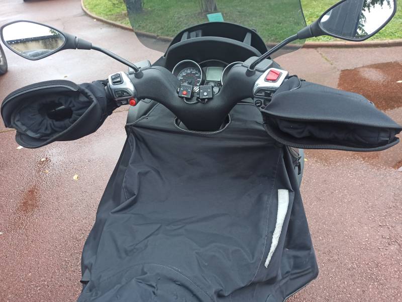 Installation professionnelle de poignées chauffantes sur un Piaggio MP3 à Taverny
