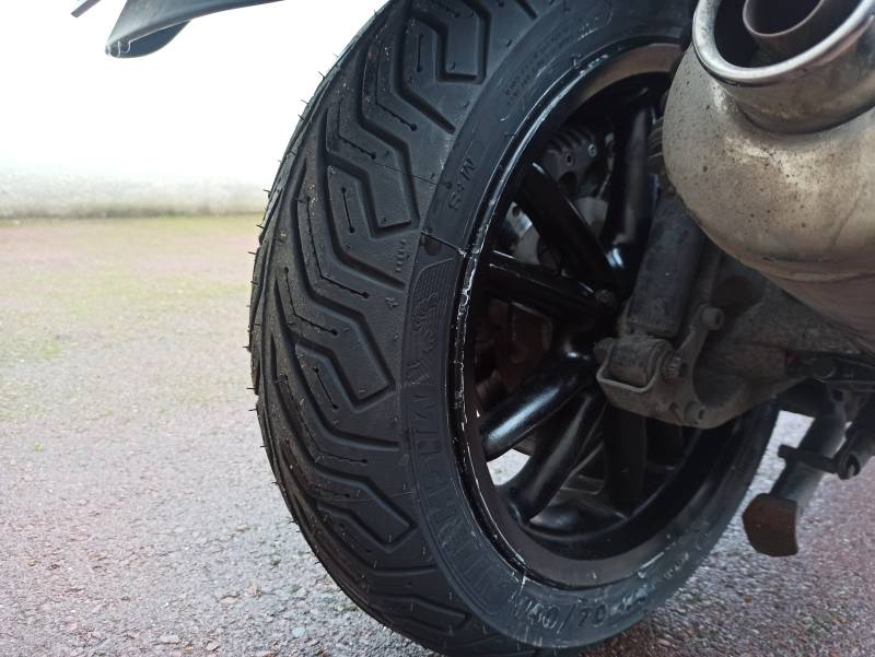 Changement de pneus scooter sur Piaggo MP3 à Franconville