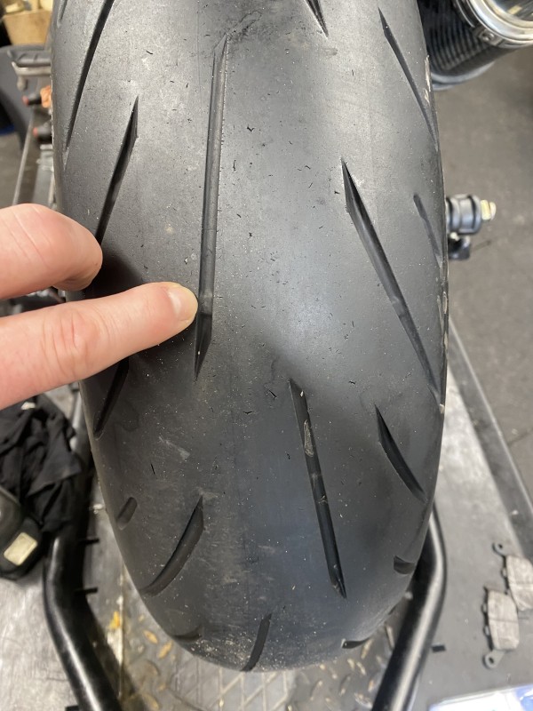Pneu neuf monté sur une moto chez Sport Garage près de Saint Prix
