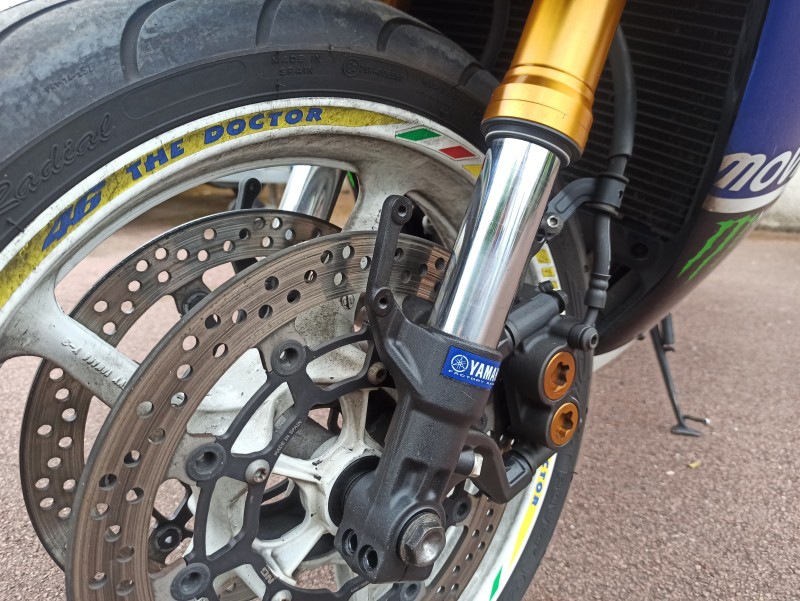 Changement des tubes de fourche sur une Yamaha R1 de 2000 proche d'Ermont