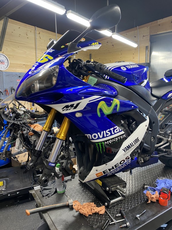 Changement de tubes de fourche sur une YAMAHA YZF 1000 R1 de 2006 à Montmorency près de Le Plessis-Bouchard 
