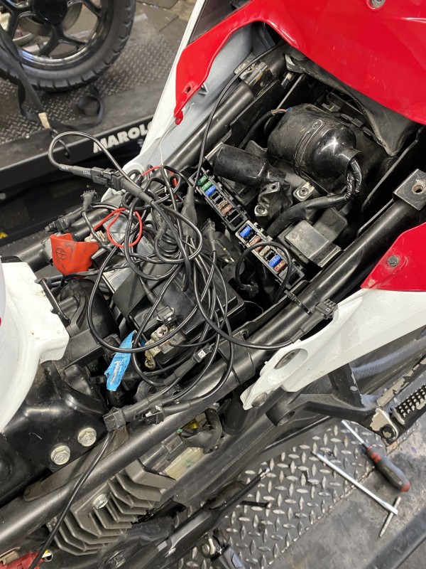 Remise en état d’un faisceau électrique sur une CBR 500 2018 à Saint Prix 