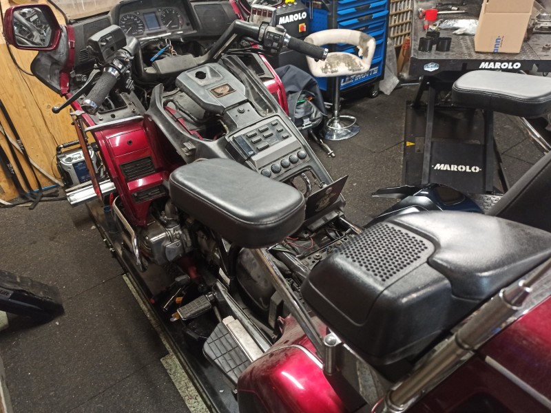 remise en état du Honda Goldwing se après un long arret dans un garage à Paris