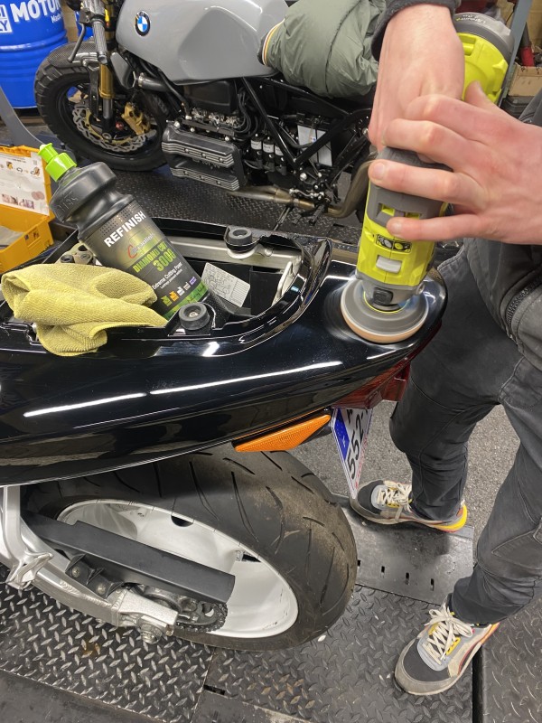 Pose de Stickers sur une Suzuki 750 GSXR à Franconville 