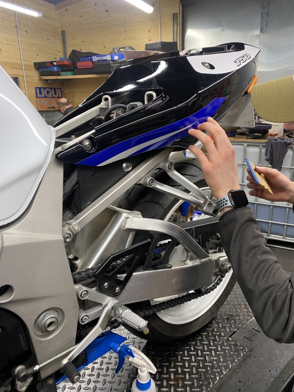 Pose de Stickers sur une Suzuki 750 GSXR à Franconville 