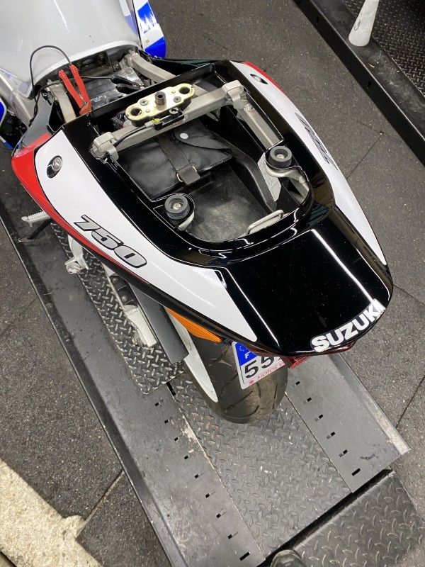 Pose de Stickers sur une Suzuki 750 GSXR à Franconville 