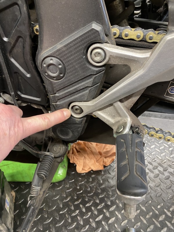 Montage de commande reculée sur une Honda 500 CBR à Ermont