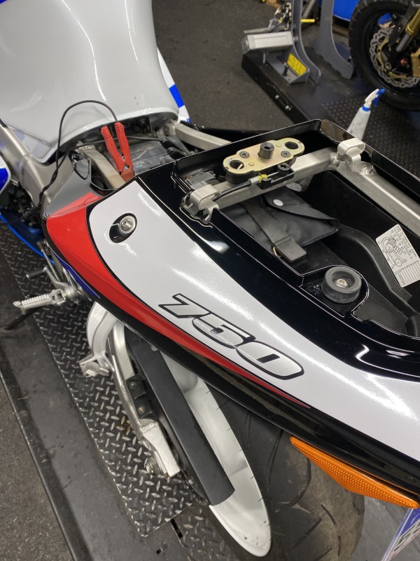 Pose de Stickers sur une Suzuki 750 GSXR à Franconville 