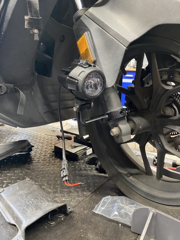 Montage d'un éclairage auxiliaire koso sur un scooter Honda 125 Forza à Saint Leu la forêt