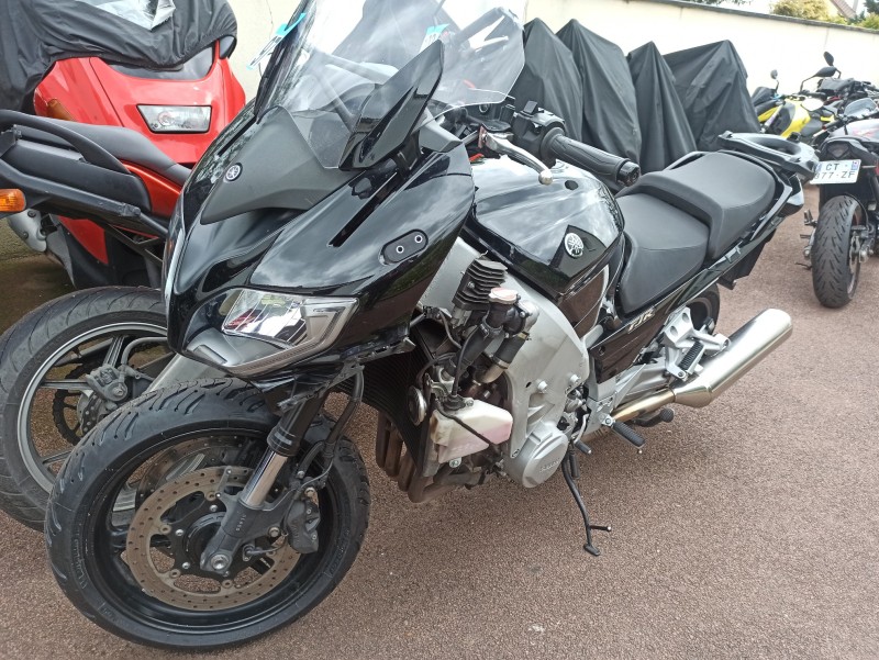 Changement de pneu et peinture de la carrosserie d'un Yamaha FJR 1300 à Le Plessis Bouchard près de Taverny