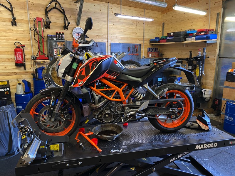 Remplacement du stator d’allumage sur KTM 390 Duke à Herblay près de Pontoise