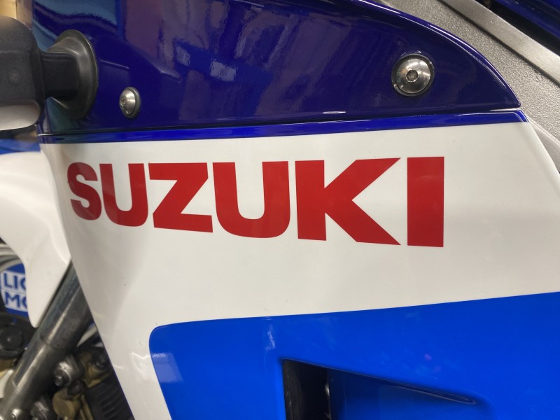 Révision d'une superbe moto ancienne : une Suzuki 500 RGV à Taverny proche Le Plessis Bouchard
