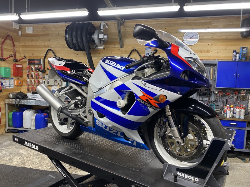 Pose de Stickers sur une Suzuki 750 GSXR à Franconville 