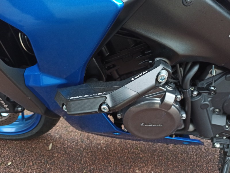 Montage d'accessoires moto sur une Suzuki GSX-S GT de 2023 à Taverny proche Le Plessis Bouchard 