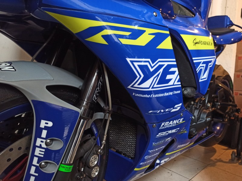 Sponsor d'une superbe moto de courses par Sport Garage à Le Plessis Bouchard dans le Val-d'Oise 