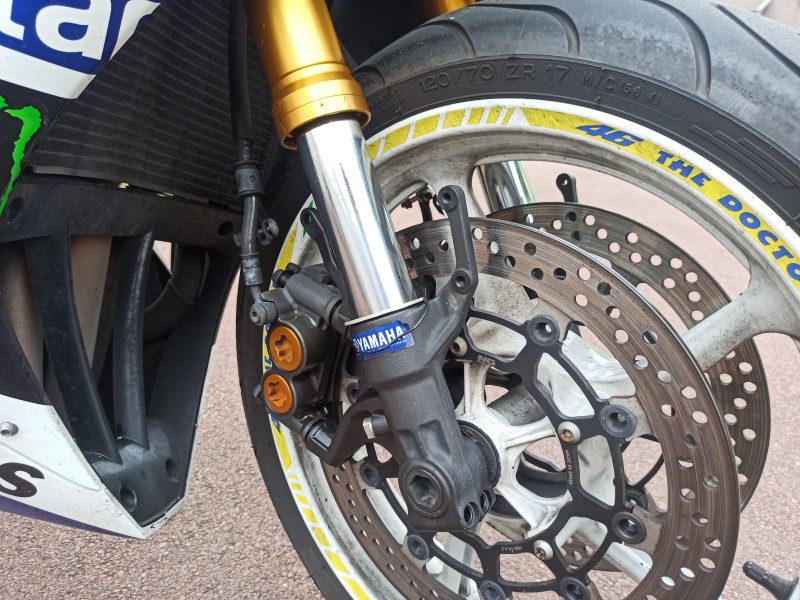 Changement des tubes de fourche sur une Yamaha R1 de 2000 proche d'Ermont