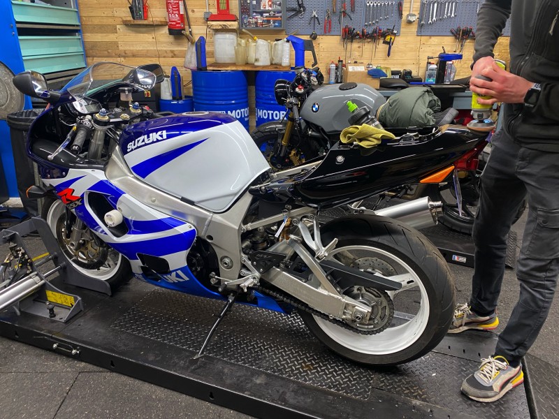 Pose de Stickers sur une Suzuki 750 GSXR à Franconville 