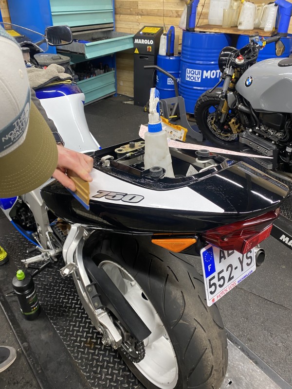 Pose de Stickers sur une Suzuki 750 GSXR à Franconville 