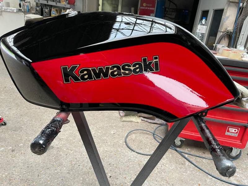 Réparation et peinture d'un réservoir de Kawasaki 750 Turbo par Sport Garage à Le Plessis Bouchard près de Franconville