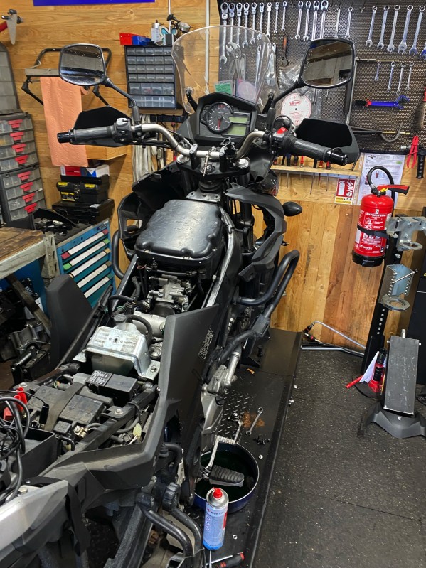 Entretien complet des 2 ans pour cette Suzuki DL 650 Vstrom à Montlignon 