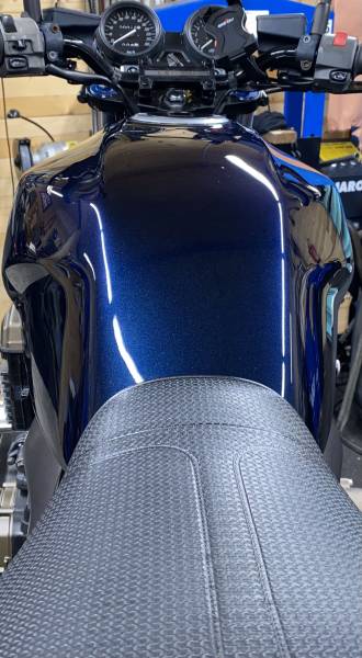 Peinture réservoir sur une KAWASAKI ZRX 1200 à Ermont