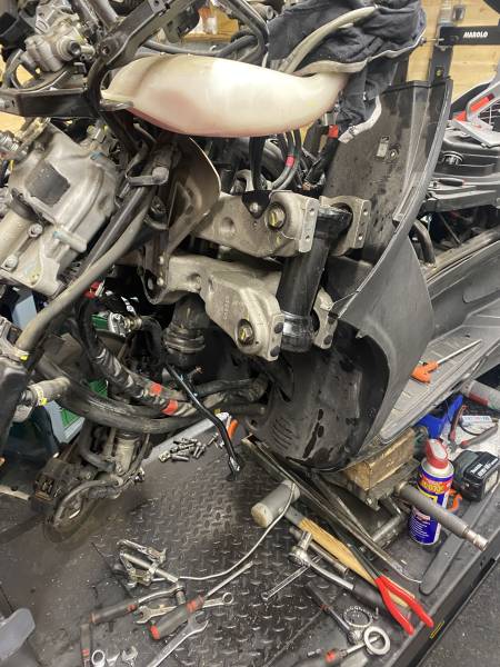 Démontage du système Roll Lock sur un Piaggio MP3 à Montmorency près de Le Plessis Bouchard