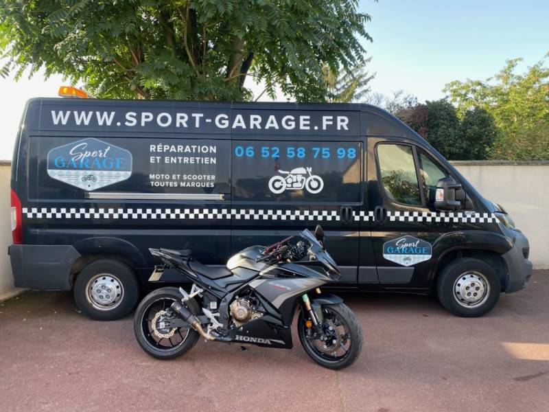 Réglage professionnel de l'éclairage avant de la moto en préparation pour le contrôle technique à Cergy Pontoise