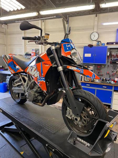 Révision annuelle sur une KTM Supermoto 990 à Saint Prix près de Le Plessis Bouchard