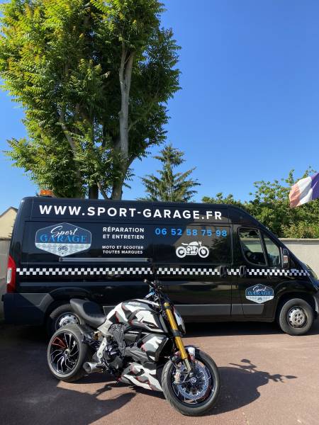 Vérifications avant passage au contrôle technique moto sur une Ducati à Montlignon dans le Val d'Oise