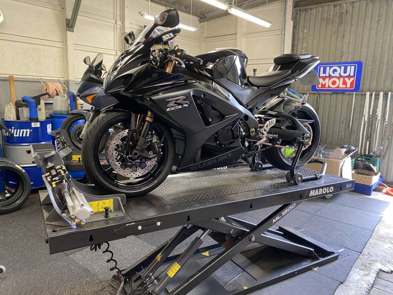 Entretien annuel d'une Suzuki GSX R noir à Saint Leu la forêt Près de Saint Prix