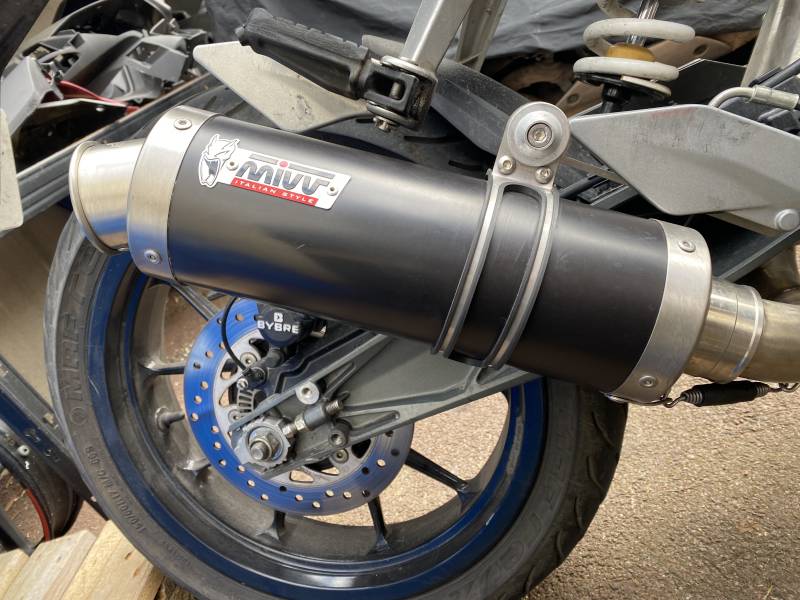 Pose d'un pot d'échappement  sur une moto Kawasaki, chez Sport Garage à Le Plessis-Bouchard