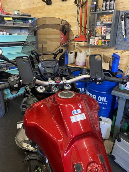 Installation de supports quad lock pour Iphone sur une HONDA AFRICA TWIN + régulateur de vitesses à Montigny-les-Cormeilles