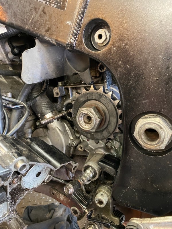 Nettoyage du pignon de sortie de boite sur une moto à Le Plessis Bouchard près de Taverny - Sport Garage