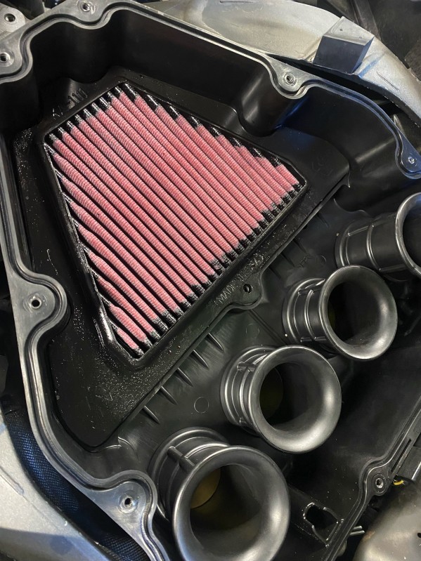 Montage de filtre à air KN sur un Kawasaki Versys 1000 à Taverny près d'Herblay