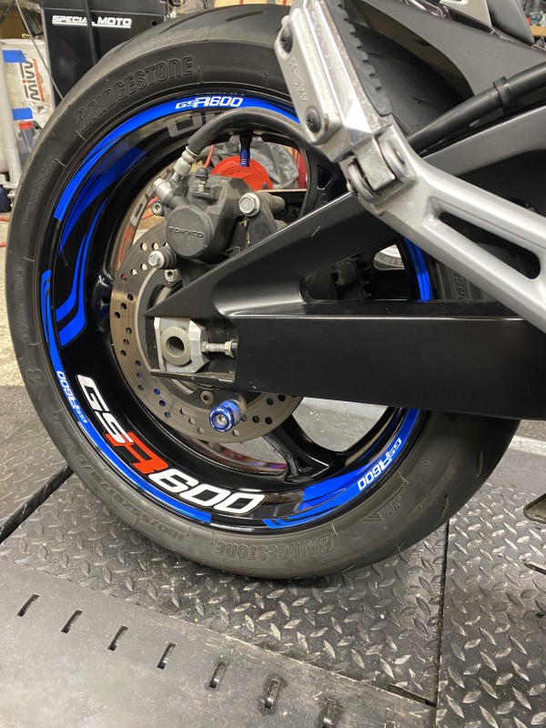 Pose de stickers sur une Suzuki GSR 600 R près de Taverny dans le Val d'Oise