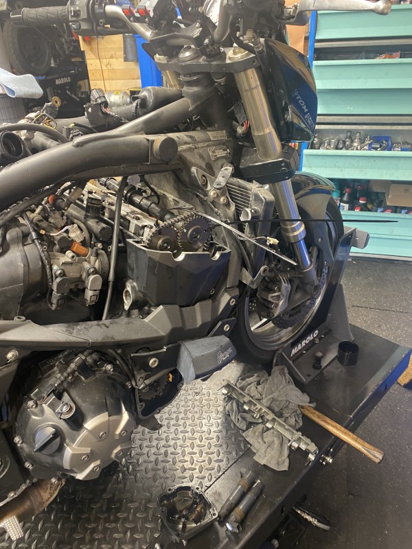 Verification des jeux aux soupapes avec réglage sur une Kawasaki Z 1000 de 2009 à Saint Leu la Forêt dans le Val-d'Oise