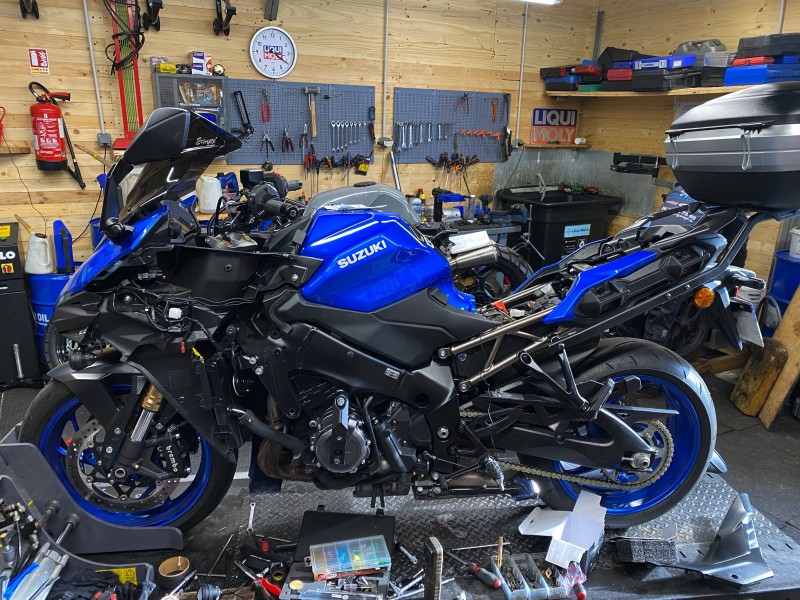 Montage d'un éclairage auxiliaire de la marque KOSO 
sur Suzuki 1000 GSX-S GT à Franconville 