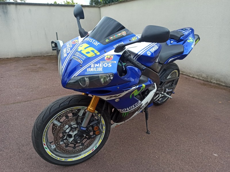 vérification de Yamaha R1 en vue du passage au contrôle technique moto à le Plessis-Bouchard près de Montlignon