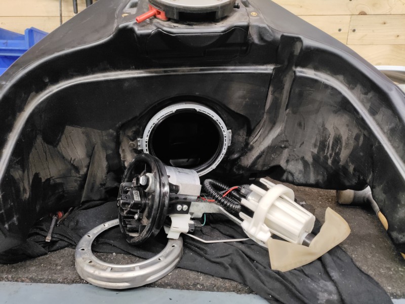 Changement d'un filtre à essence sur réservoir de BMW 12100 GS en urgence à le Plessis-Bouchard près d'Ermont