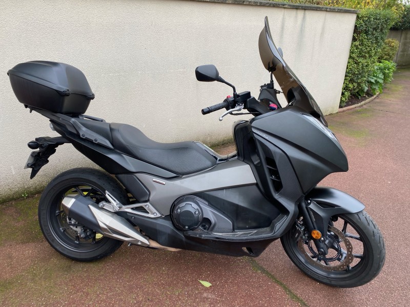 Mécanicien Sport Garage effectuant la révision d'un scooter Honda ADV (Eaubonne / 95). 