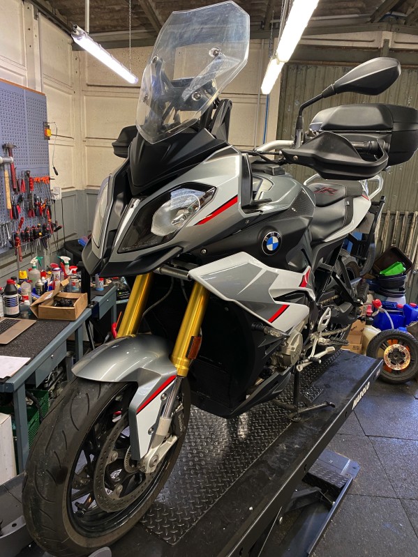 Réalisation d'un entretien complet sur uneBMW S 1000 XR à Cergy Pontoise près de Conflans saint Honorine