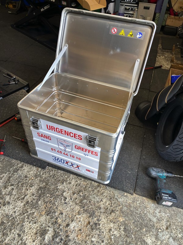 Montage d’un coffre sur une Honda NC 750 pour la livraison de greffe à Eaubonne près d'Ermont 