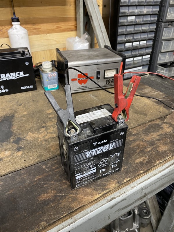 Chargement et installation de batterie moto chez sport Garage à Sannois
