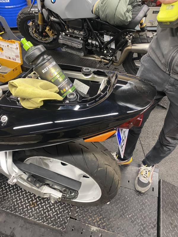 Pose de Stickers sur une Suzuki 750 GSXR à Franconville 