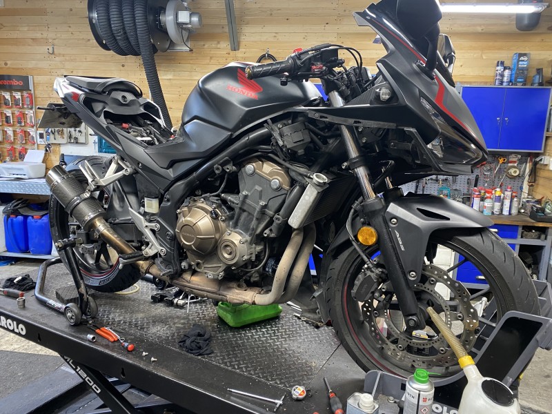 Réalisation d'un entretien annuel sur une Honda 500 CBR à Saint Prix