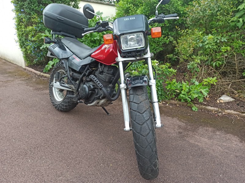 Vend super Yamaha 125 TW de 16000 kms noir avec top case à Le Plessis Bouchard près d'Herblay
