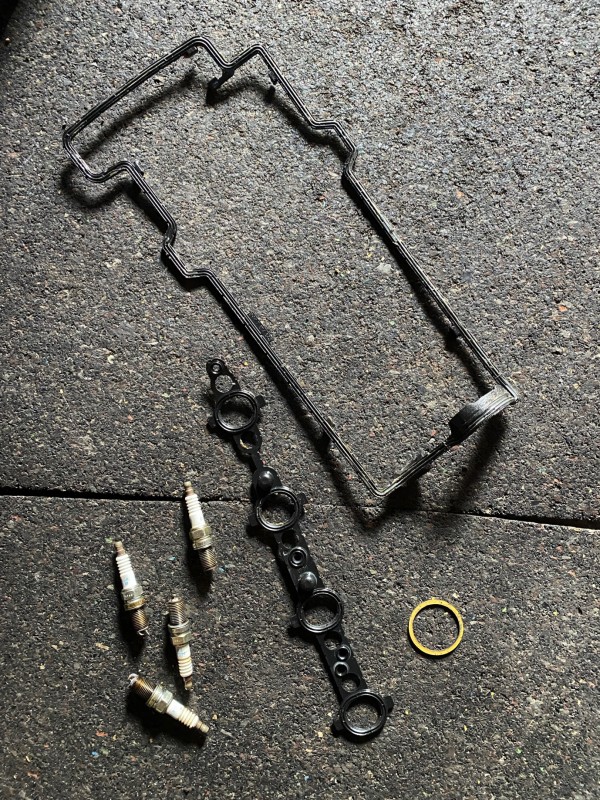 Réalisation d'un entretien sur cette BMW K1200S à Sannois dans le Val d'Oise