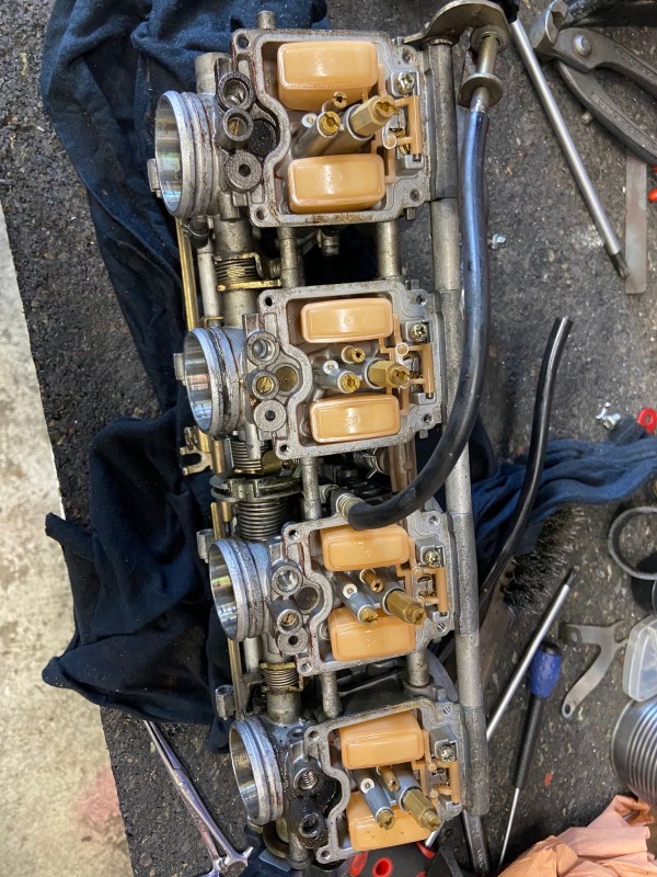 nettoyage de rampe à carbus d'une Suzuki 750 GSXR de 2001 à Franconville près de Le Plessis Bouchard 